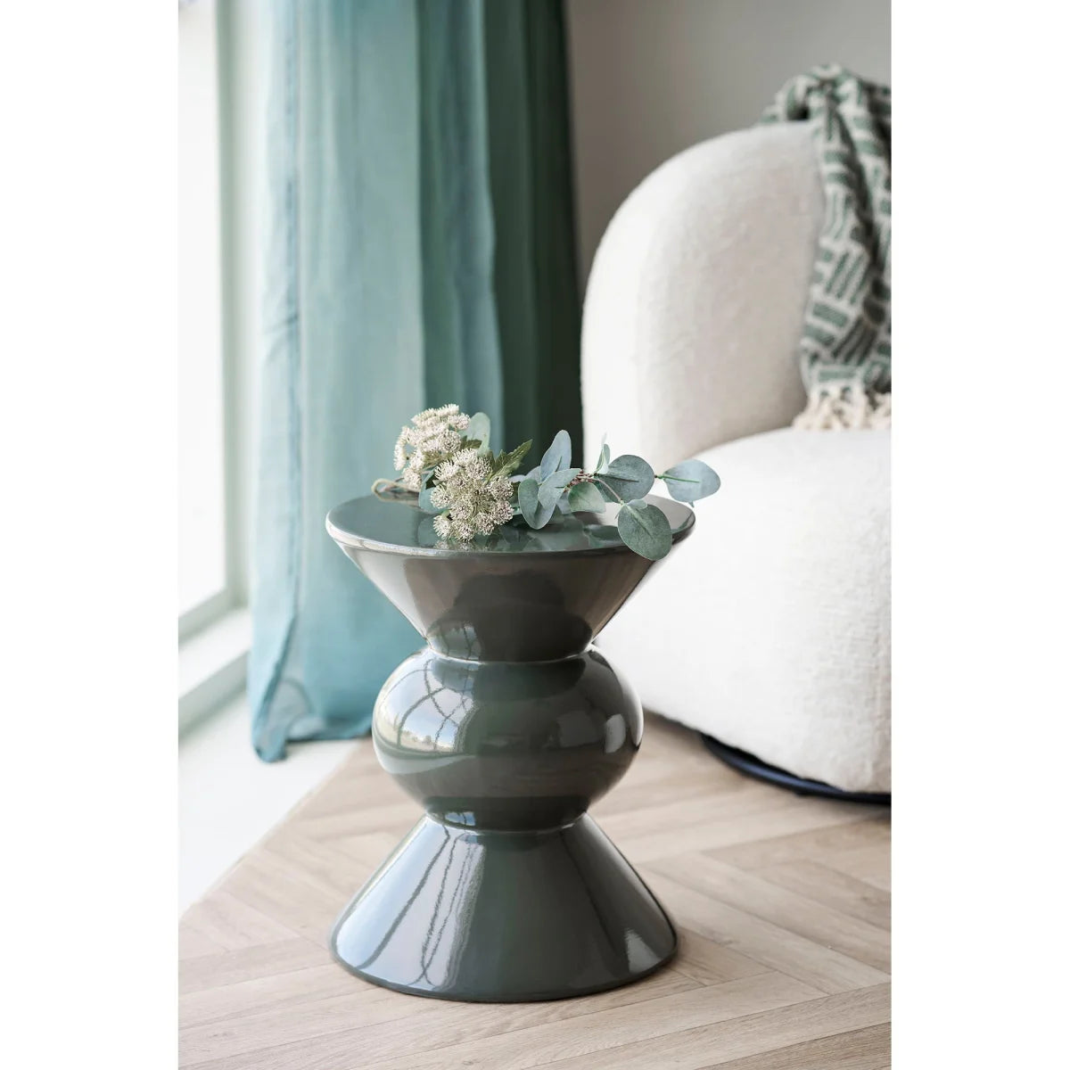 Table d’appoint en fibre de verre laquée vert bouteille, forme sablier, Ø34 cm