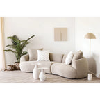 Canapé sectionnel beige moelleux courbé avec coussins blancs