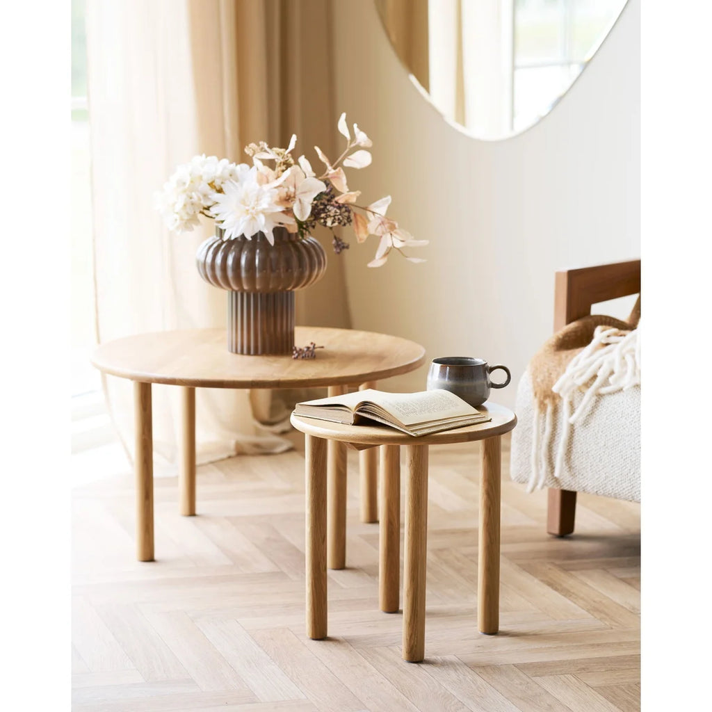 Vase céramique brun texturé avec bouquet de fleurs blanches et beige sur table ronde en chêne clair Ø40 cm