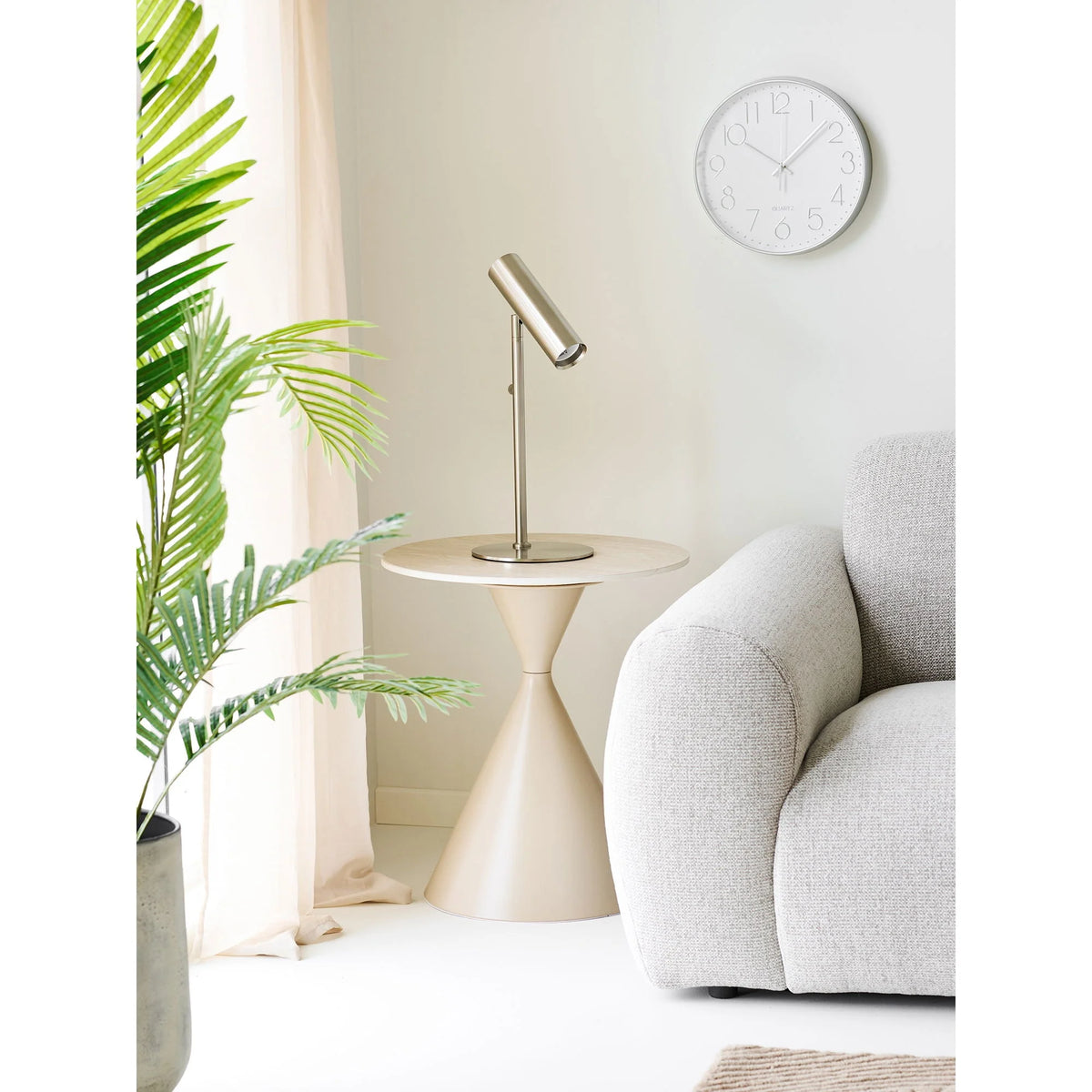 Lampe de bureau métallique élégante avec bras réglable, design moderne