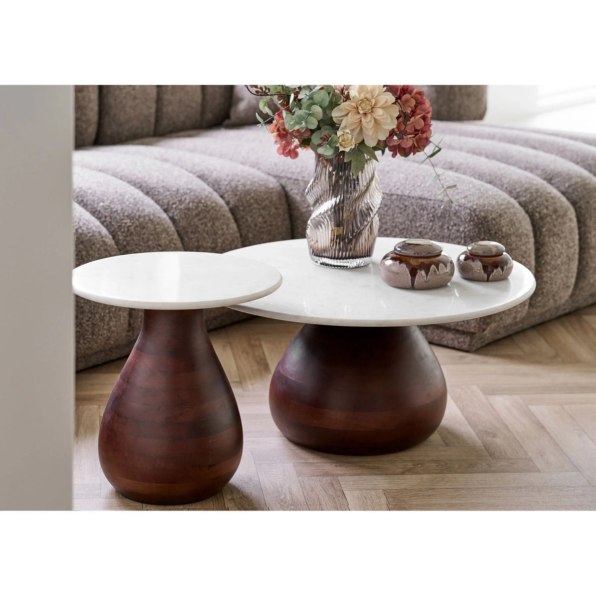 Deux tables d’appoint rondes marbre blanc et bois foncé sculpté, Ø40xH41 cm