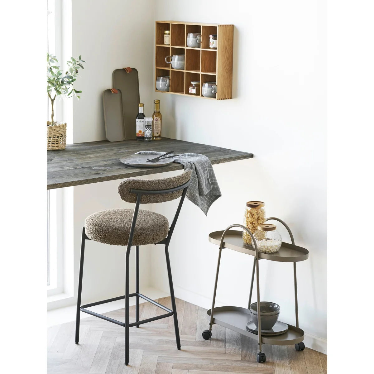 Tabouret de bar en bouclé taupe avec dossier arrondi et pieds métal noir