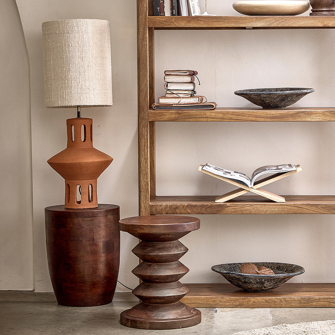 Lampe de table en terre cuite avec abat-jour en lin beige texturé sur tabouret en bois de manguier brun forme tambour Ø35xH45 cm