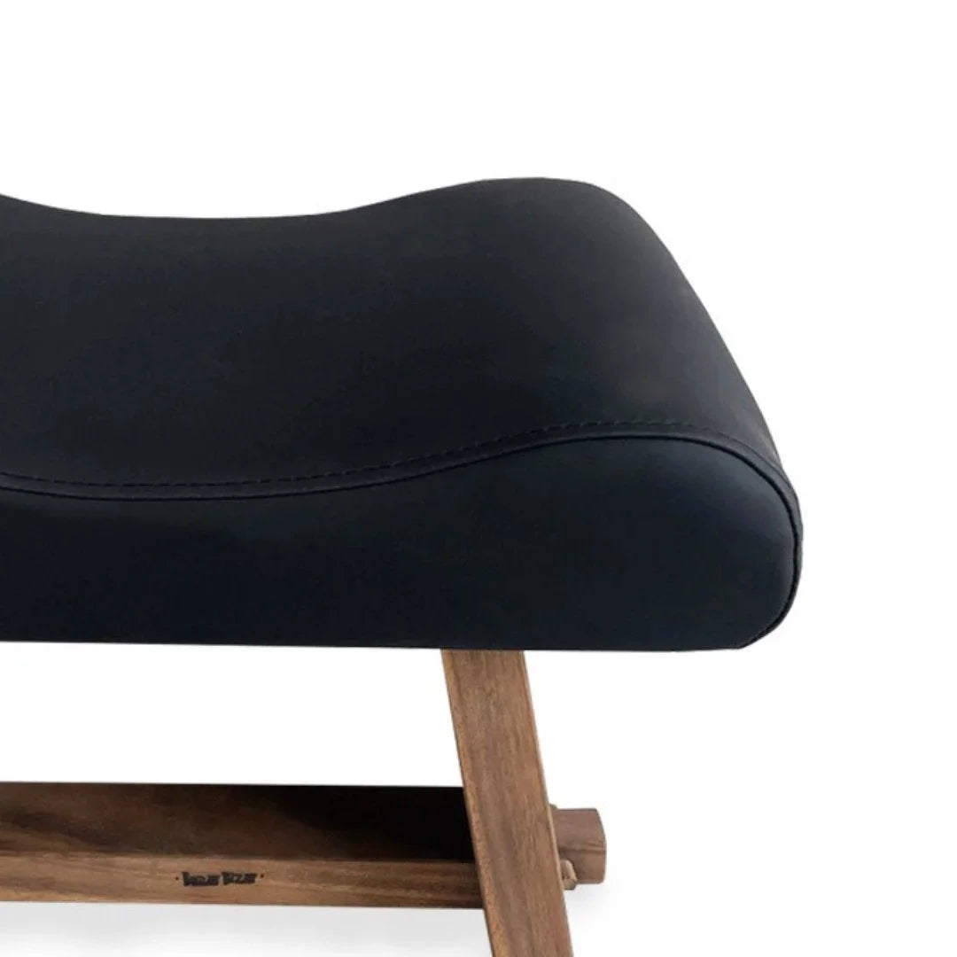 Tabouret en bois suar et cuir noir mat pour intérieur – 50x30 cm