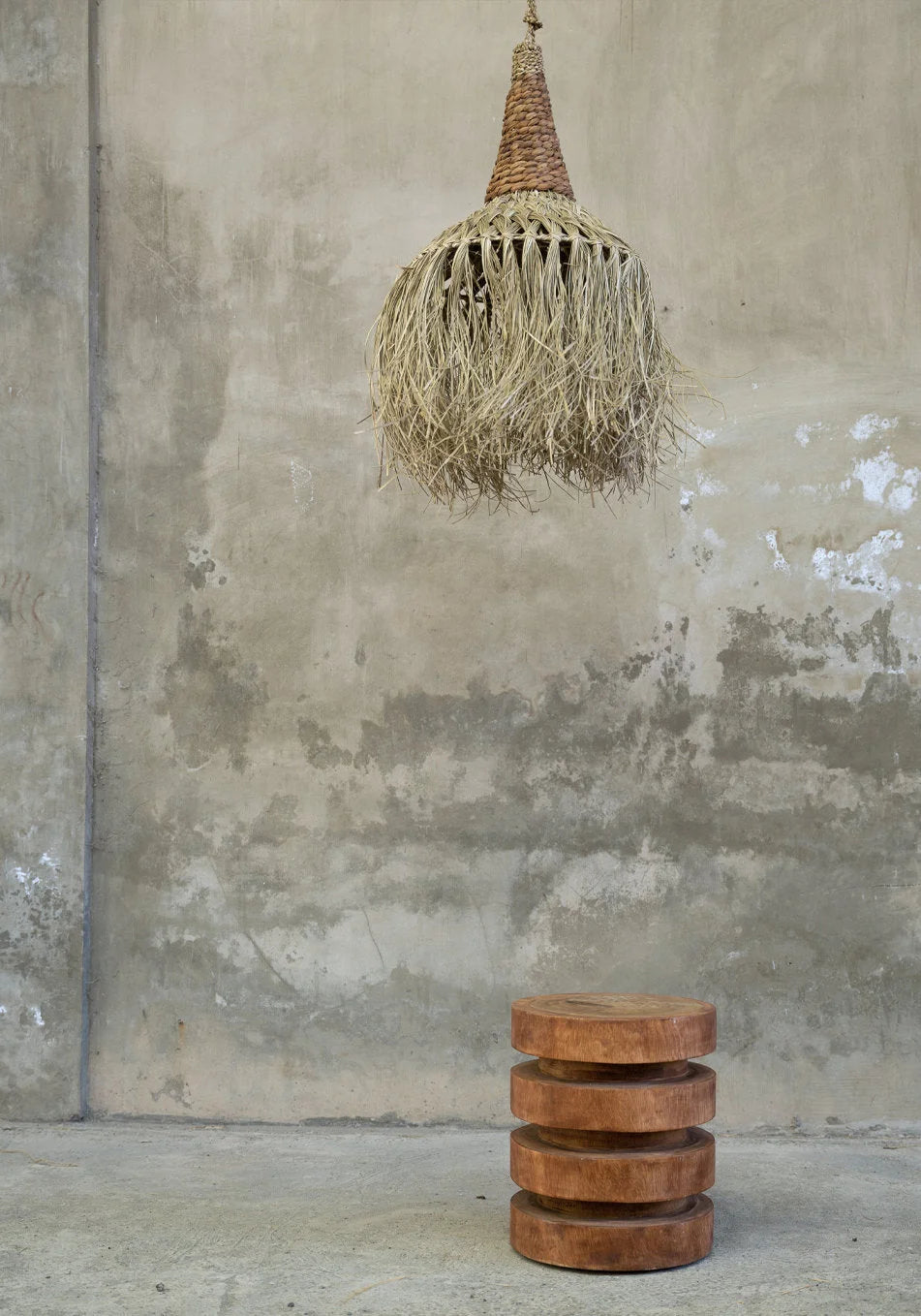 Tabouret en bois de suar naturel sculpté 45 cm