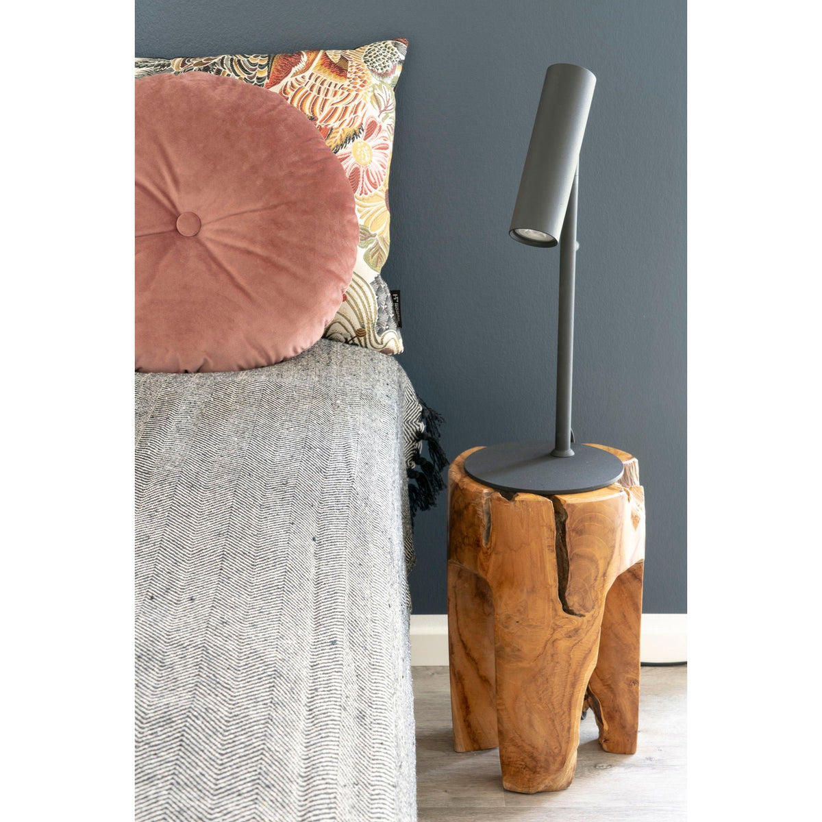 Lampe de table grise cylindrique sur tabouret en teck massif Ø26x40 cm