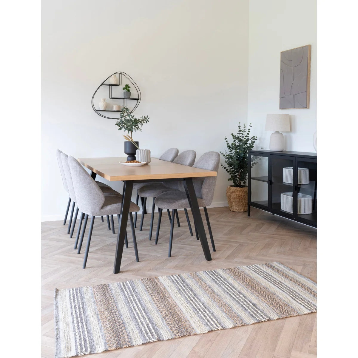 Table basse en bois clair avec pieds métal noir, design minimaliste moderne