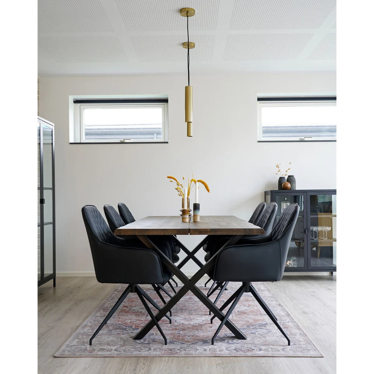 Chaises de salle à manger en cuir noir sur pieds métalliques en X