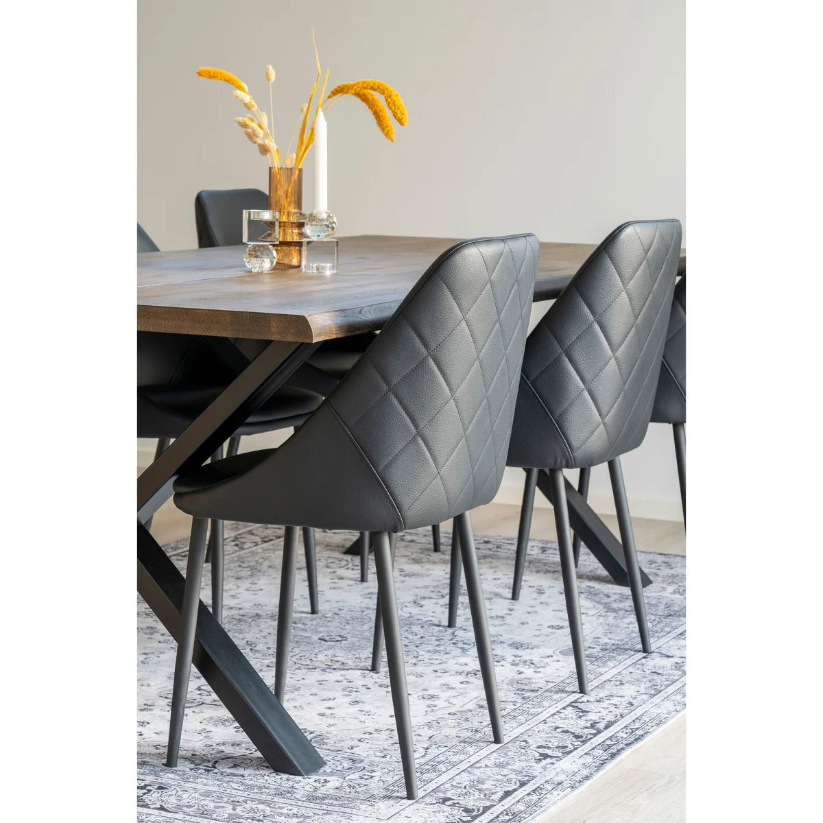 Chaises de salle à manger en cuir gris matelassé moderne avec pieds en métal noir