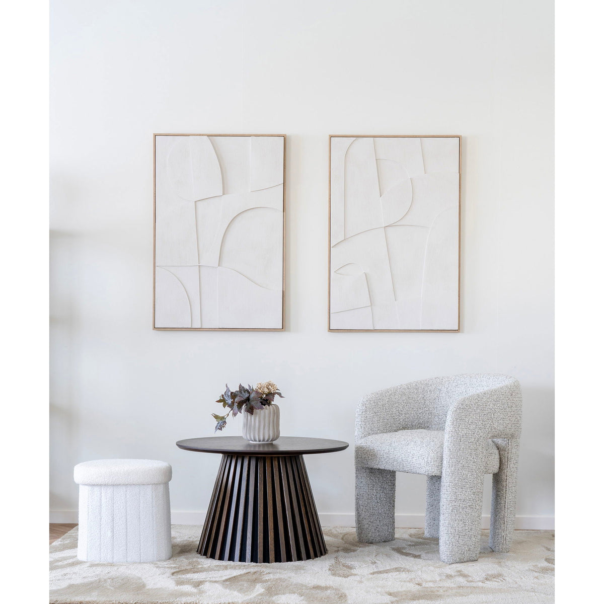 Fauteuil gris texturé moderne sculptural avec dossier rond, tapis polyester sable 160x230 cm rectangulaire