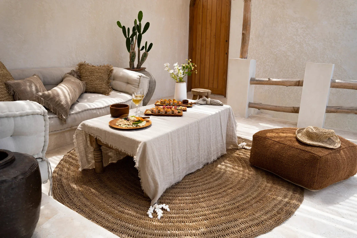 Tapis rond en herbiers marins naturels 150 cm dans un salon bohème style