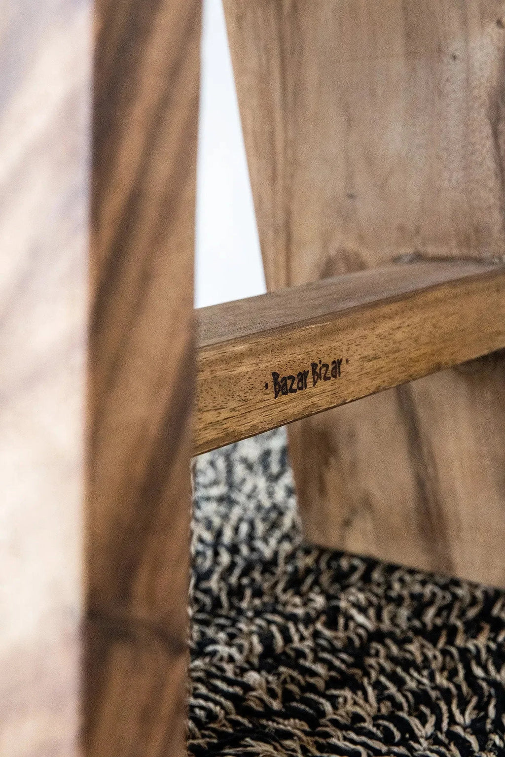 Mobilier en bois avec tissu texturé pour le Tapis rond en jonc de mer noir 150 cm