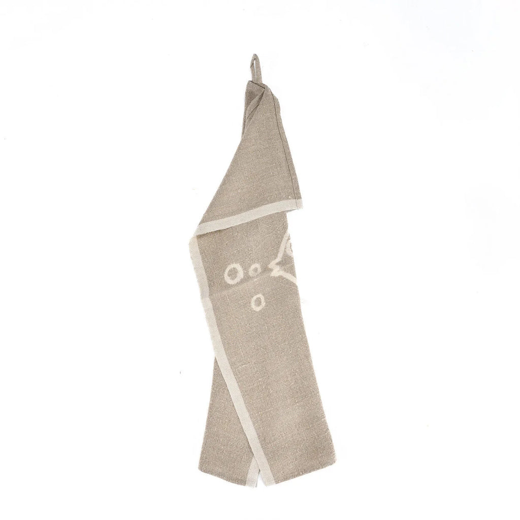 Serviette en lin naturel beige avec motif poisson blanc sur baignoire en pierre rustique