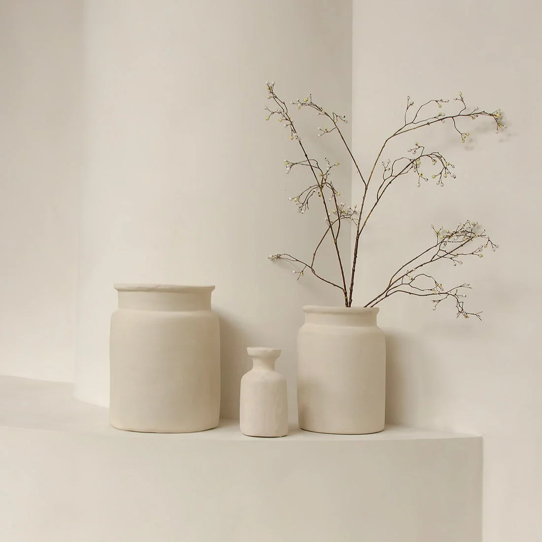 Trois vases céramiques artisanaux blanc cassé texturé mat, H31 cm, avec branches sèches