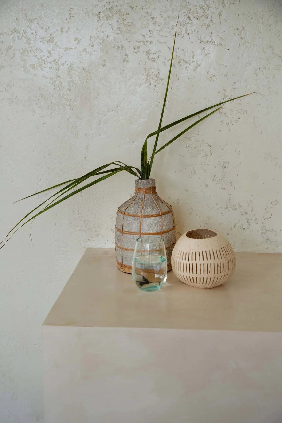 Vase en béton et rotin gris naturel courbé pour fleurs séchées – H24 cm