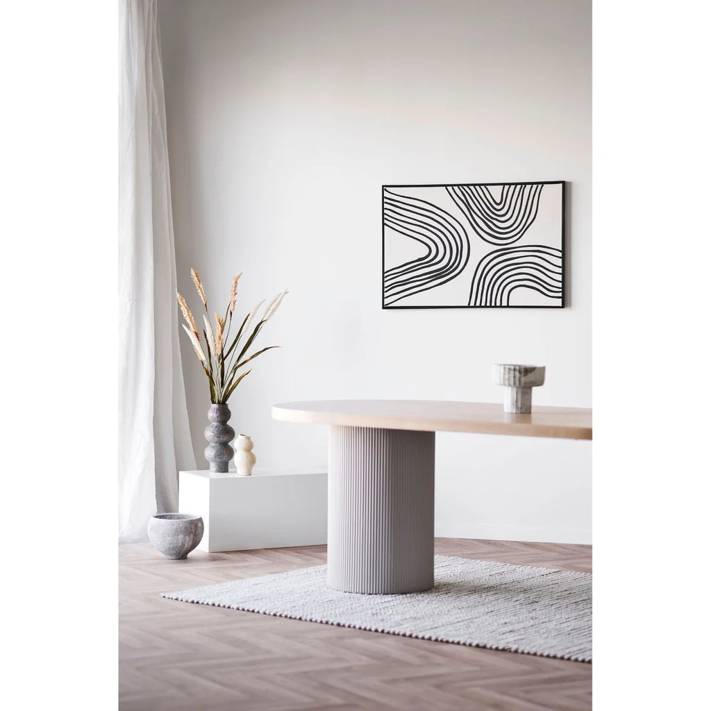 Vase en céramique craquelée crème col oblique H19,5 cm sur table grise moderne