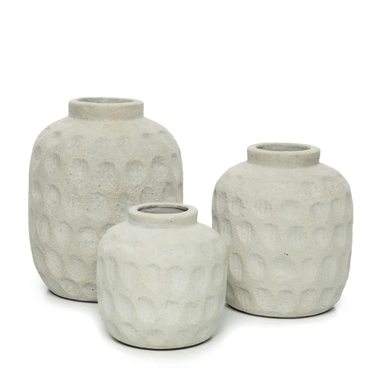 Vase cylindrique en terre cuite gris béton avec motifs en relief, trio de vases texturés