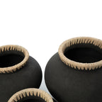 Vase décoratif noir en terre cuite avec pots en céramique noire et bords en raffia