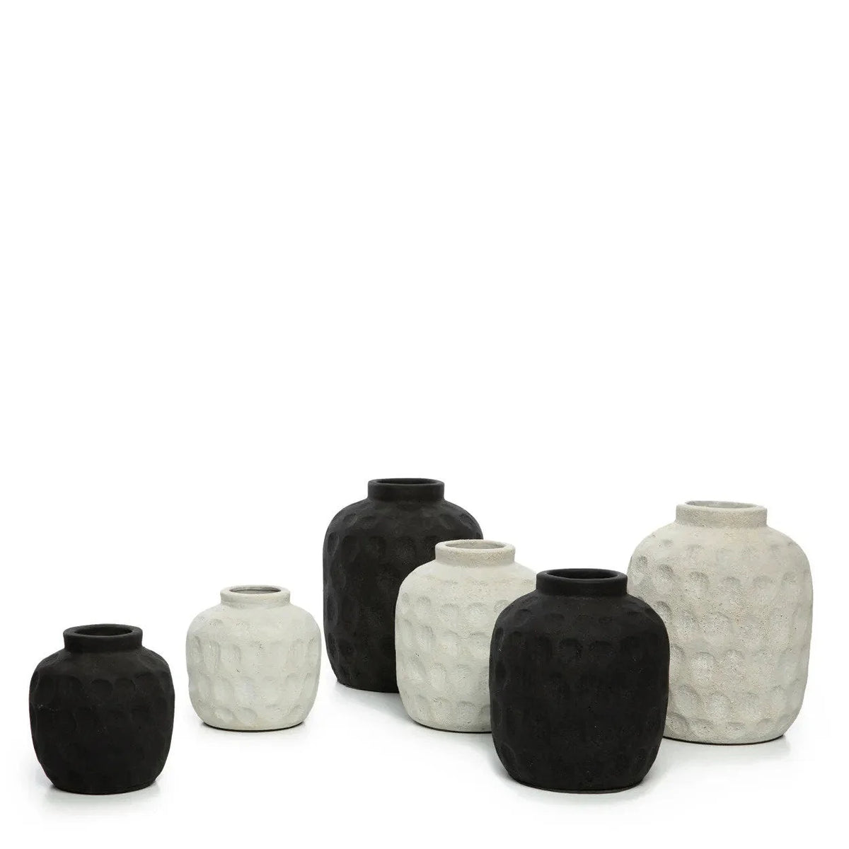 Collection de six vases en terre cuite noire texturée H14 cm pour décoration intérieure