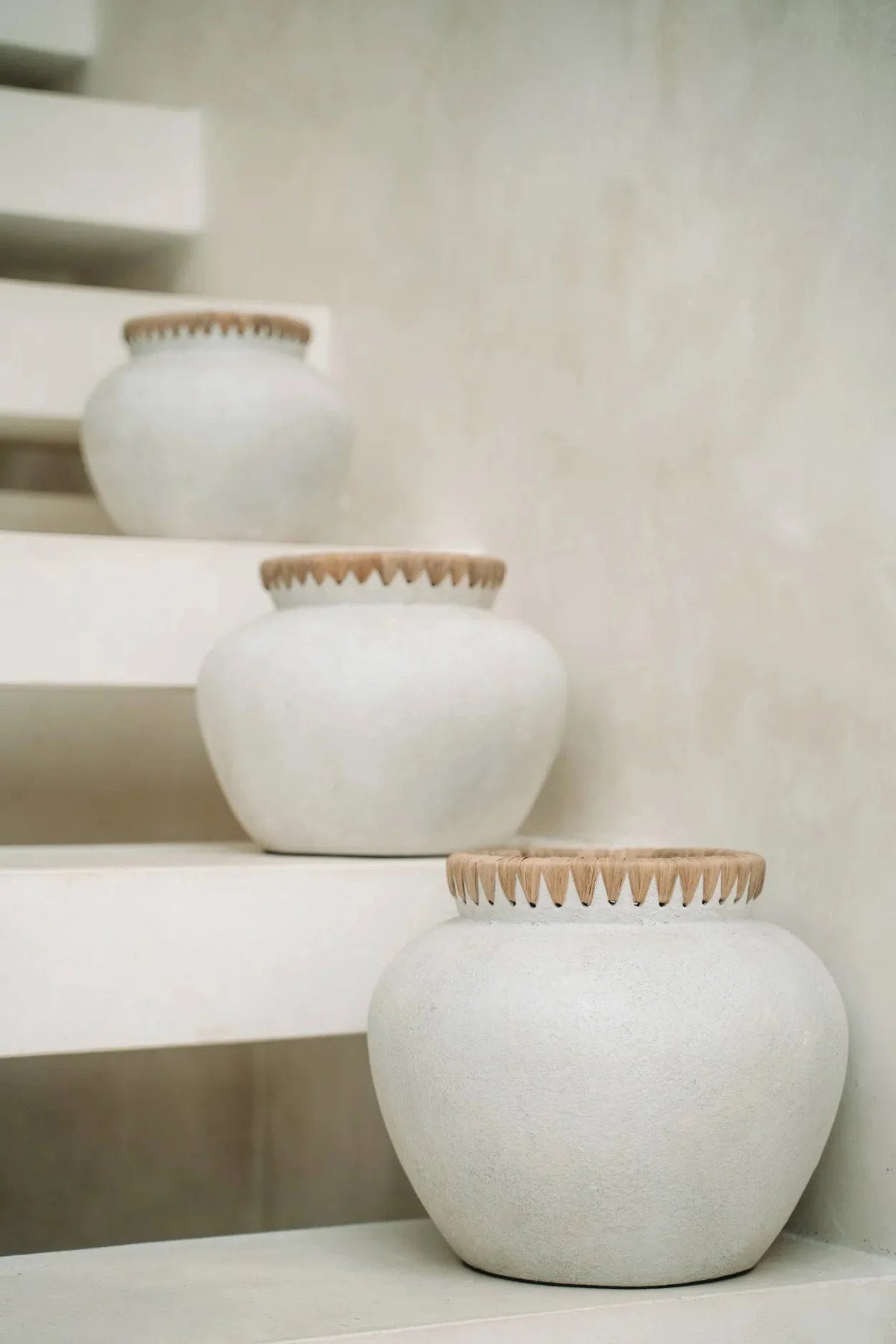 Trois pots en céramique blanche avec rebord festonné pour décoration en terre cuite