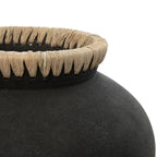 Vase rond noir en terre cuite avec un bord en fibre de raphia, diamètre 29 cm