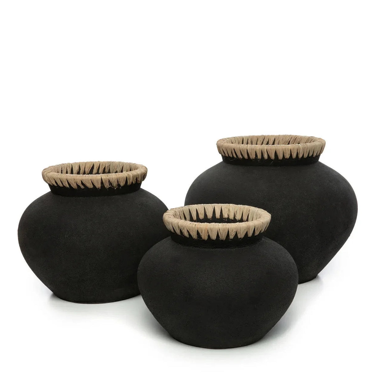 Set de trois pots en céramique noire avec textures et rives claires pour décoration intérieure