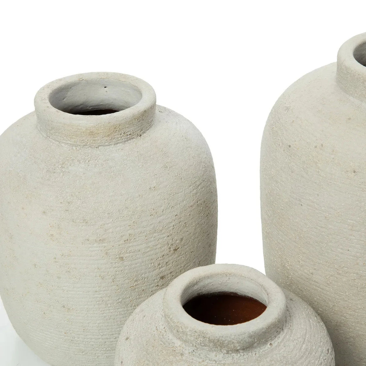 Ensemble de trois vases en céramique beige texturée avec finition mate, hauteur 14 cm