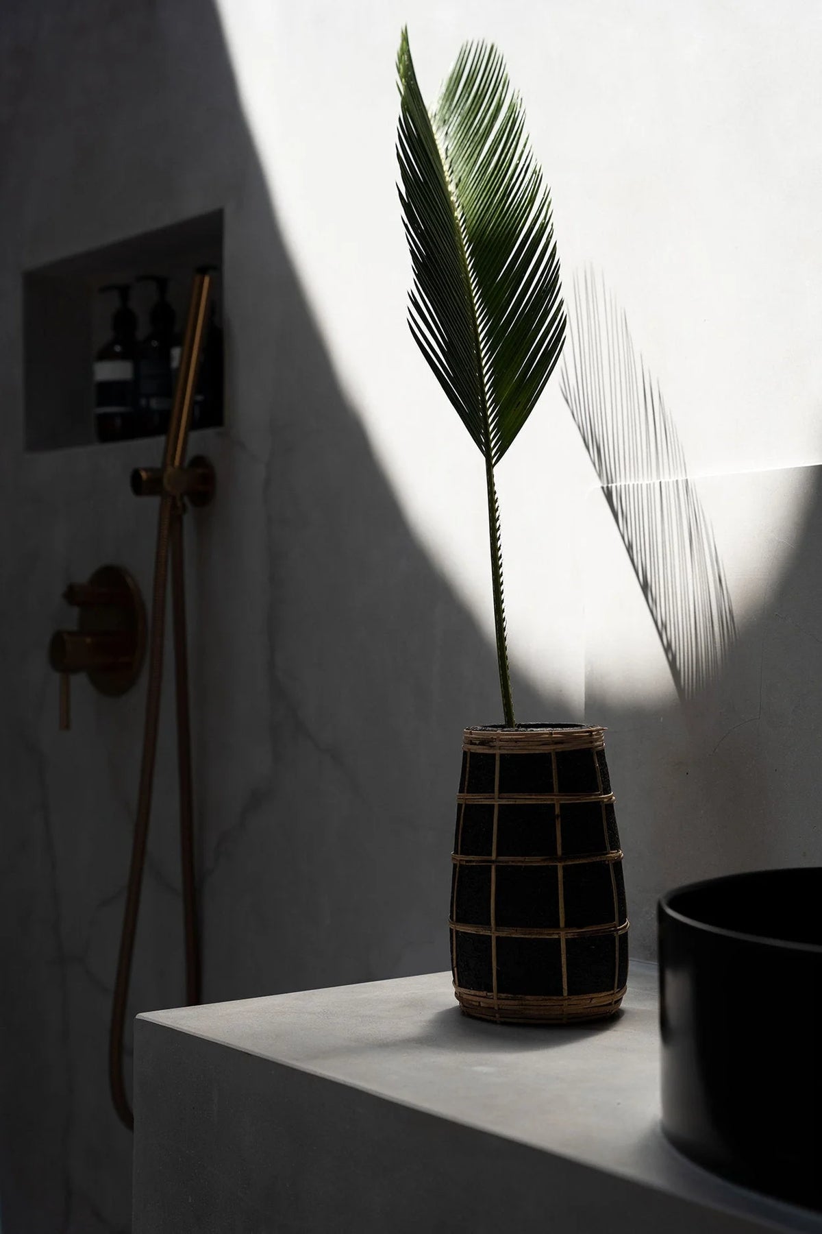 Vase en terre cuite noir avec détail en rotin tressé – H22 cm