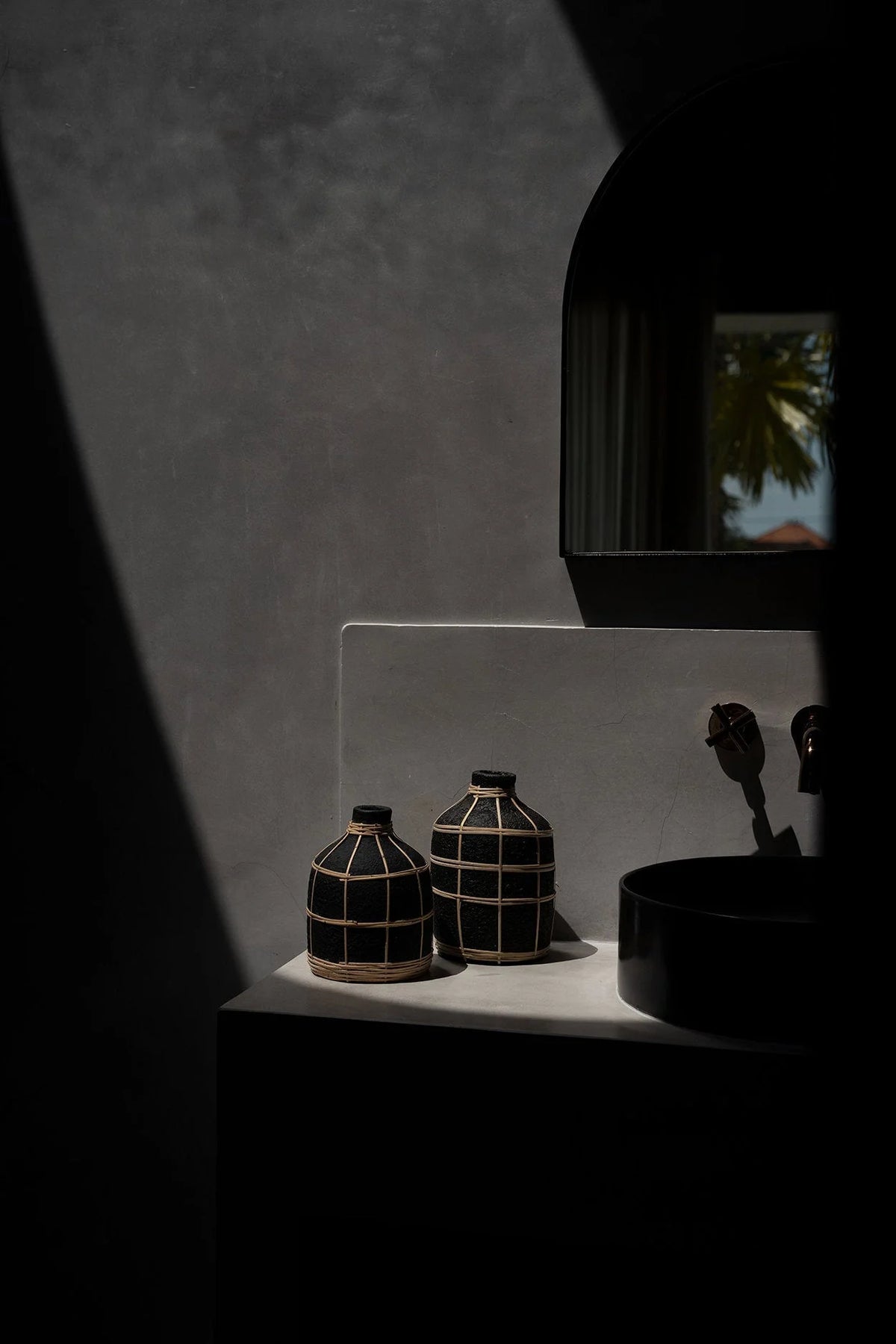 Vase en terre cuite et rotin noir 19 cm décoratif