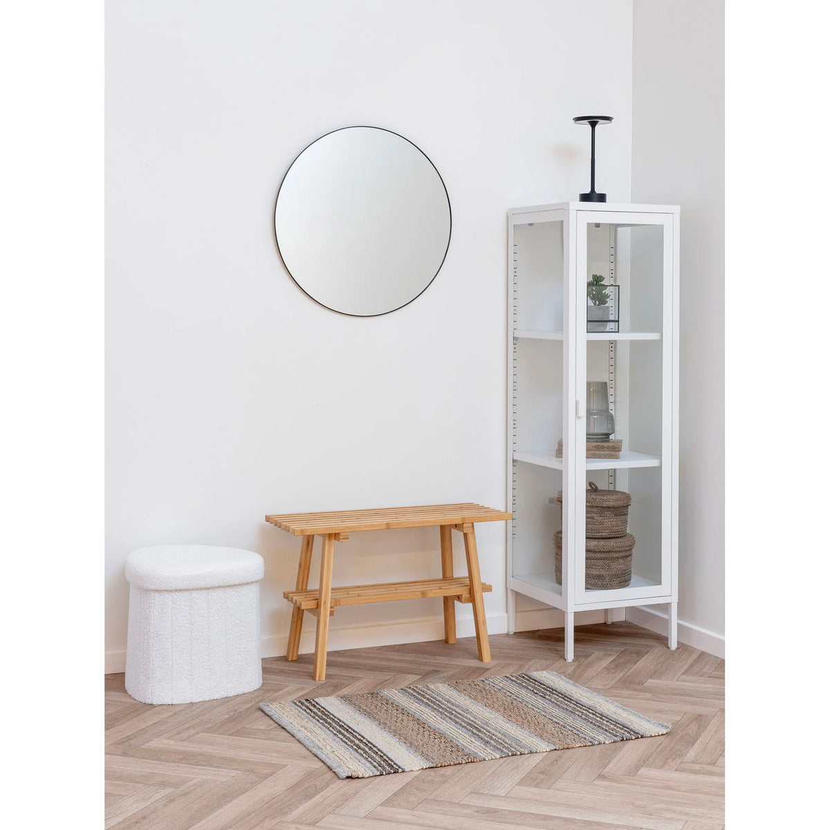 Miroir rond blanc à cadre noir fin dans vitrine étroite en métal blanc 140 cm
