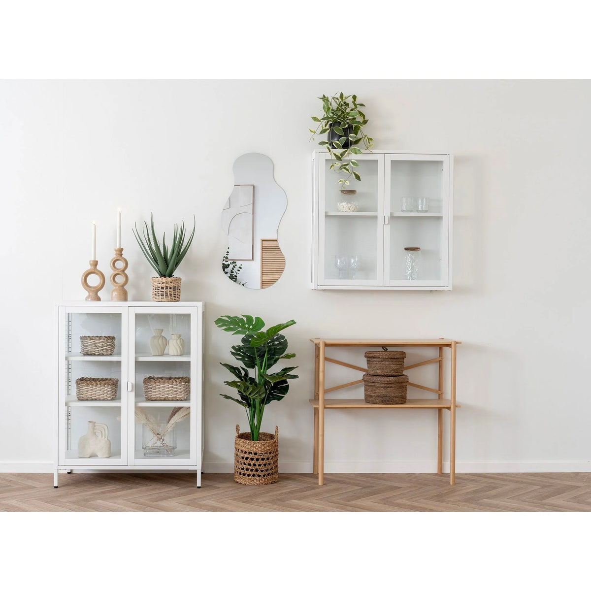 Vitrine murale blanche en métal et verre à double porte 80x18 cm avec paniers en osier